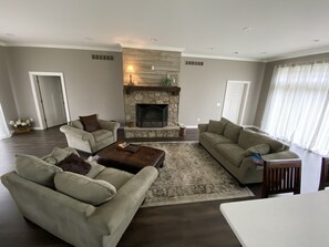 Smart TV, fireplace, stereo - Spacious 5 Bedroom, 3.5 Bathroom Lakeview home with a large yard awaits!  (Roach)