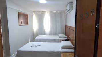 1 quarto, frigobar, escrivaninha, espaço de trabalho para notebook