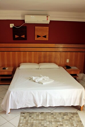 Minibar, desk, laptop workspace, blackout drapes - Hotel Horto Executivo (Ipatinga)