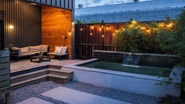 Une terrasse extérieure moderne dotée d’un jacuzzi, d’une terrasse en bois et d’un espace salon.