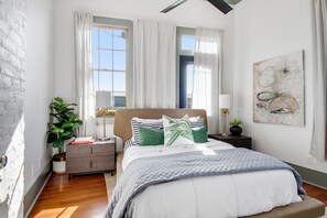 5 Schlafzimmer, Schreibtisch, Bügeleisen/Bügelbrett, Reisekinderbett