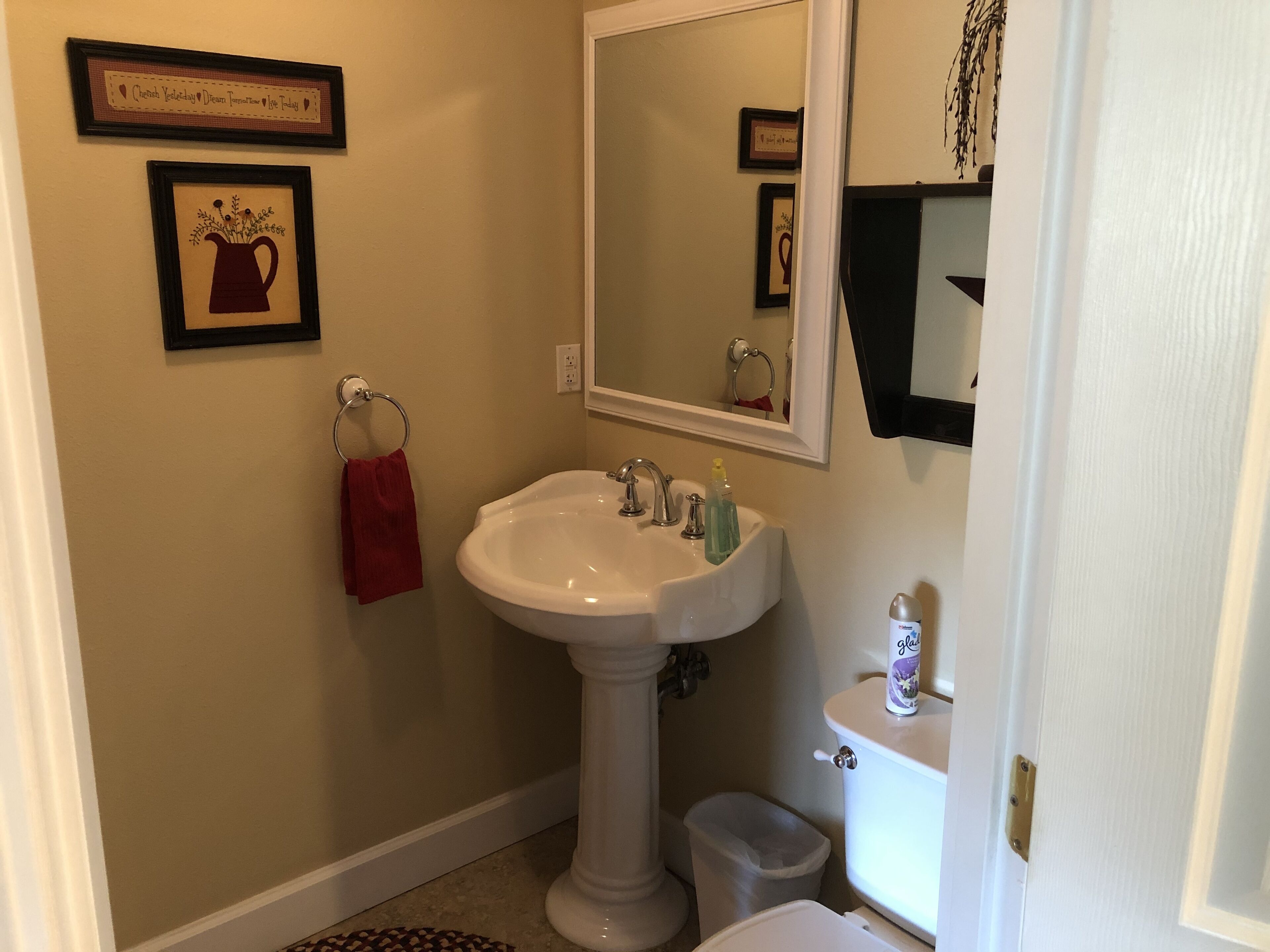 Combined shower/bathtub, hair dryer, towels, soap