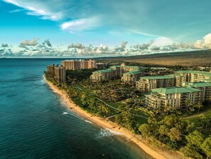 På stranden, solstolar och strandhanddukar