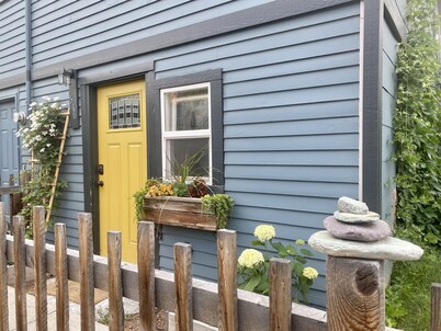 Trail Lovers Getaway - walk or bike to downtown