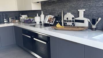 Frigorífic, microones, forn i placa de cuina