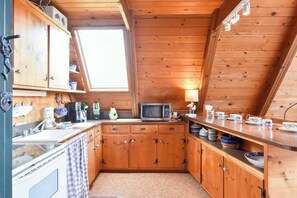 Coffee/tea maker, fridge, microwave, oven - Dream Waterfront A-Frame in Orleans! (Orleans)