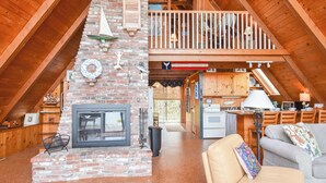 Un loft spacieux avec de hauts plafonds, une cheminée, un coin repas et un espace salon confortable.