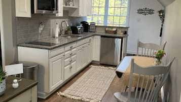 Réfrigérateur, micro-ondes, plaque de cuisson, cafetière/bouilloire