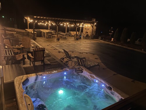 Poolside Mountain Views and Outdoor Living