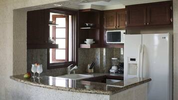 Refrigerador, microondas, horno y lavavajillas