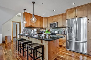 Réfrigérateur, four à micro-ondes, un four, surface de cuisson