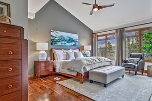 2 chambres, bureau, fer et planche à repasser, lit de bébé portatif