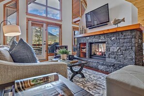 Smart TV, fireplace, books, stereo