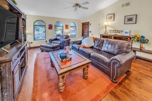 Een televisie, een open haard, streamingdiensten en een printer