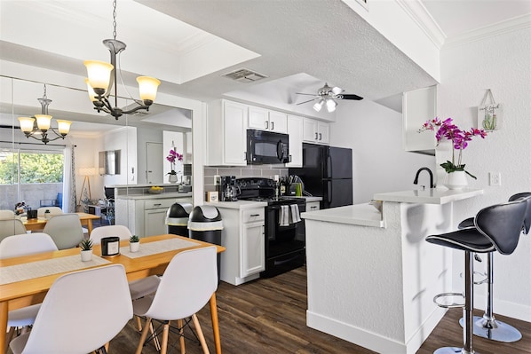 Frigorifero, microonde, forno, piano cottura