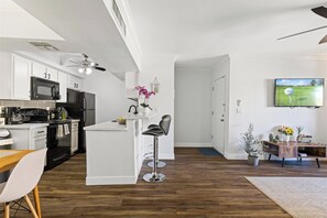 Frigorifero, microonde, forno, piano cottura