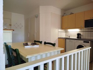 Fridge, dishwasher, cookware/dishes/utensils