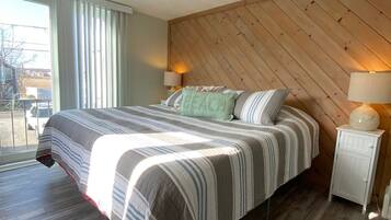 3 chambres, bureau, fer et planche Ă  repasser, lit parapluie