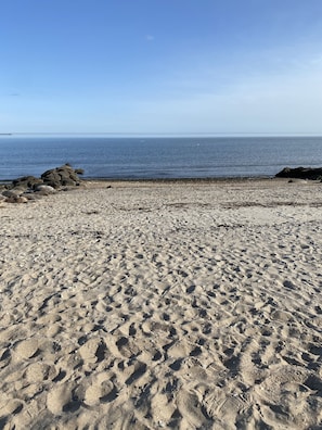 Nær stranden og solsenger