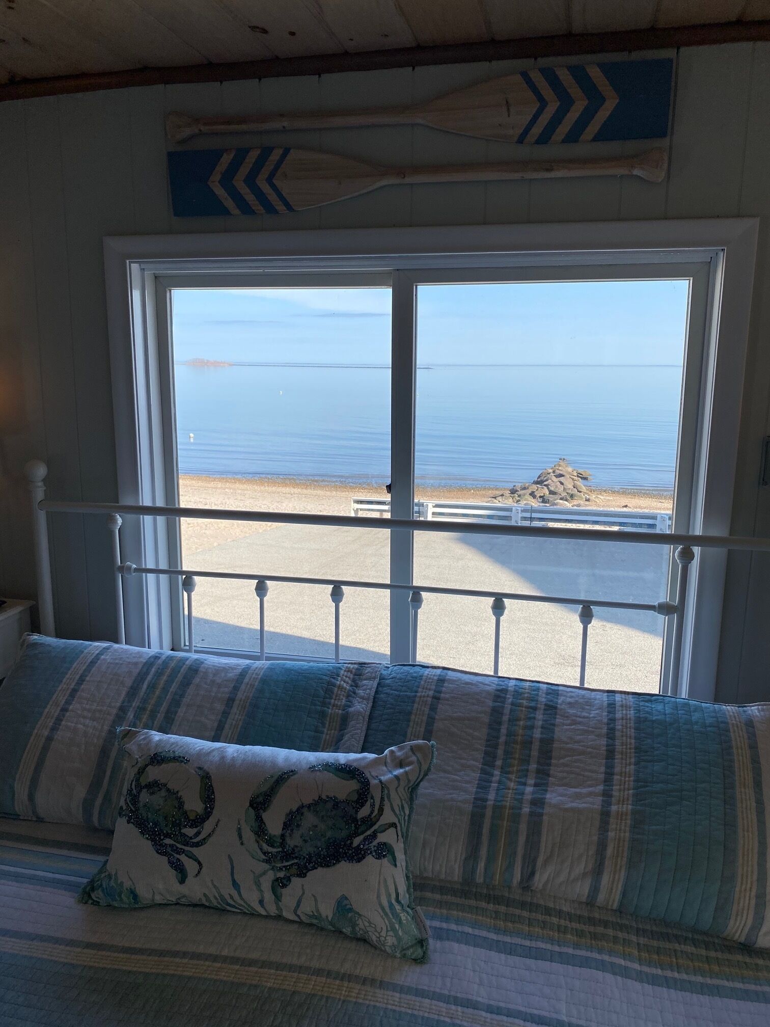 3 slaapkamers, een bureau, een strijkplank/strijkijzer, reisbedje