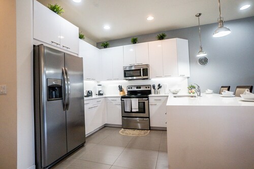 Modern Retreat PROMO FOR WEEKLY STAY OF 5% / MONTHLY STAY OF 10% 