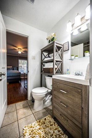 Combined shower/bathtub, hair dryer, towels, shampoo