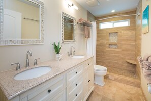 Tina con regadera, secadora de cabello, toallas, jabón 