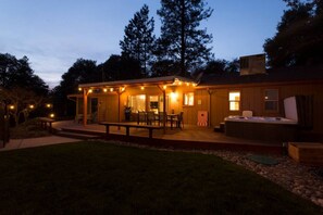 Terrace/patio - Pool, Hot Tub, Privacy, Newly Remodeled, Centrally Located! (Mariposa)
