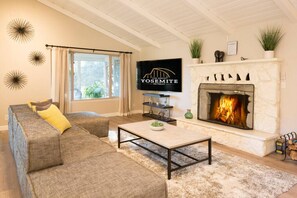 TV, fireplace - Pool, Hot Tub, Privacy, Newly Remodeled, Centrally Located! (Mariposa)