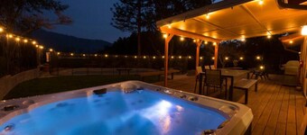 Pool, Hot Tub, Privacy, Newly Remodeled, Centrally Located!