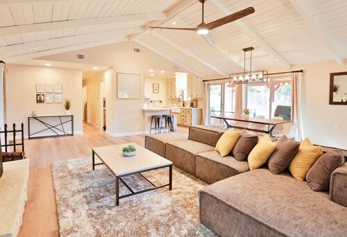 Pool, Hot Tub, Privacy, Newly Remodeled, Centrally Located!