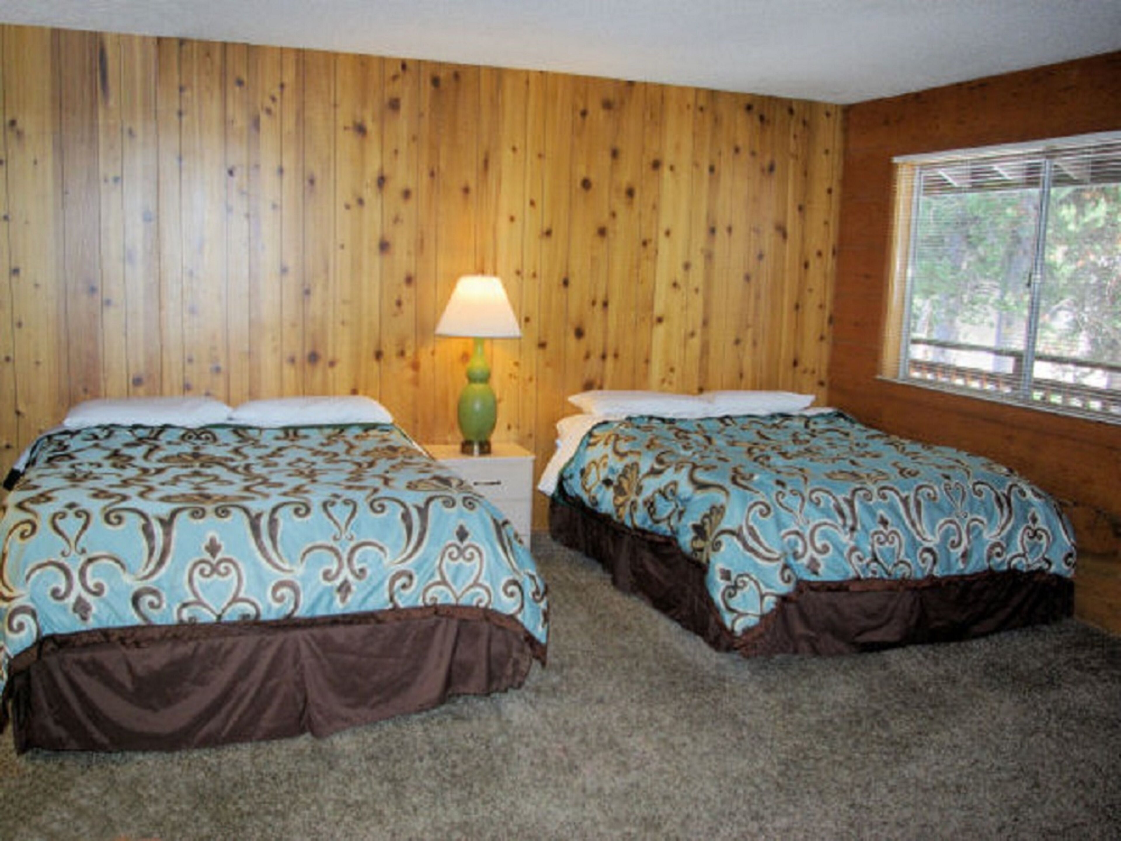 Kahden hengen huone (yksi tai kaksi sänkyä), 2 keskisuurta parisänkyä, tupakointi kielletty