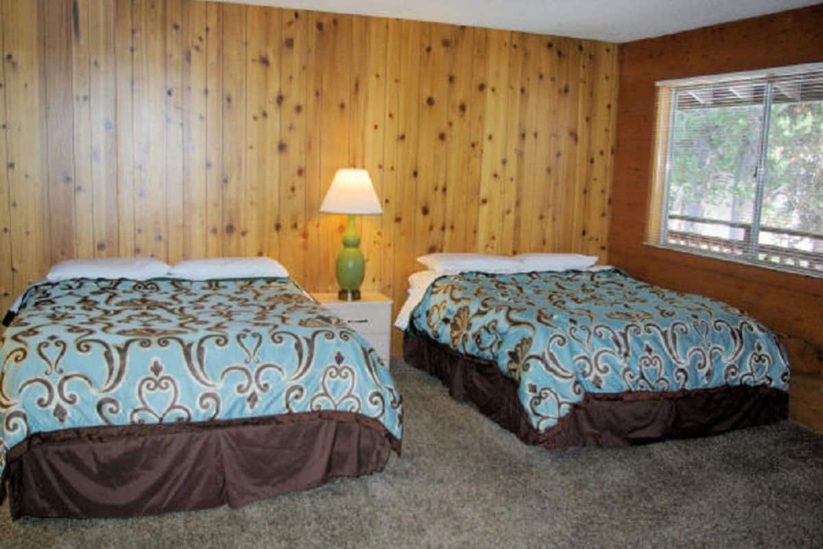 Chambre double ou avec lits jumeaux, 2 grands lits, non-fumeur, vue sur la montagne | Fer et planche à repasser, accès au Wi-Fi (inclus)