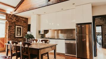 Microwave, coffee/tea maker, electric kettle, toaster