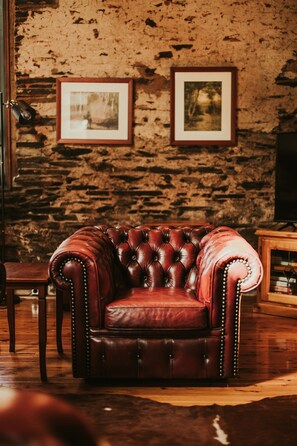 50-inch Smart TV with digital channels, TV, fireplace - Mintaro Cottage (Mintaro)