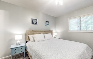 4 bedrooms, iron/ironing board, travel crib, free WiFi - Rhapsody in Blue Beach Cottage in Ocean Pines OC MD w/ Beach Club Parking Pass (Ocean Pines)