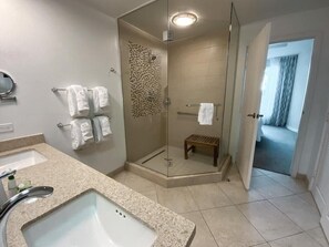 Serviettes fournies, papier de toilette