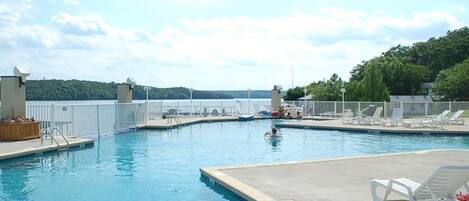 Piscine couverte, piscine extérieure