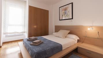 3 habitaciones, tabla de planchar con plancha, internet y ropa de cama