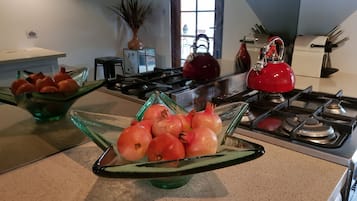 Irongate Studio | Private kitchen | Oven, stovetop, dishwasher, coffee/tea maker