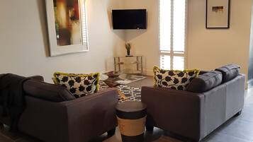 Rumah (Irongate) | Area keluarga | Smart TV, perapian, pemutar DVD, dan lantai berpemanas