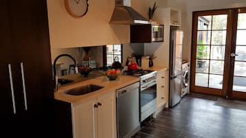 Casa (Irongate) | Cucina privata | Forno, piano cottura, lavastoviglie, macchina per tè/caffè