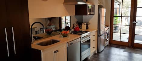 Hus (Irongate) | Eget kök | Ugn, spishäll, diskmaskin och kaffe- och tebryggare