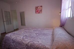 1 chambre, fer et planche à repasser, draps fournis