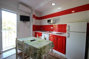 Køleskab, mikrobølgeovn, kogeplade, kaffe-/temaskine