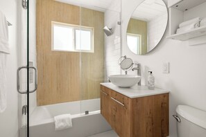 Tina, secadora de cabello, toallas, jabón 