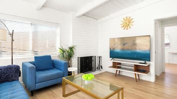 Smart TV, books, stereo, offices