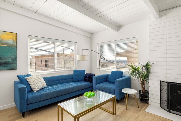 Smart TV, books, stereo, offices