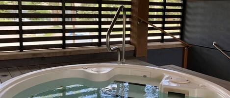 Bañera de hidromasaje cubierta