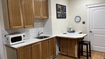 雪櫃、微波爐、咖啡機/沖茶器、電熱水壺